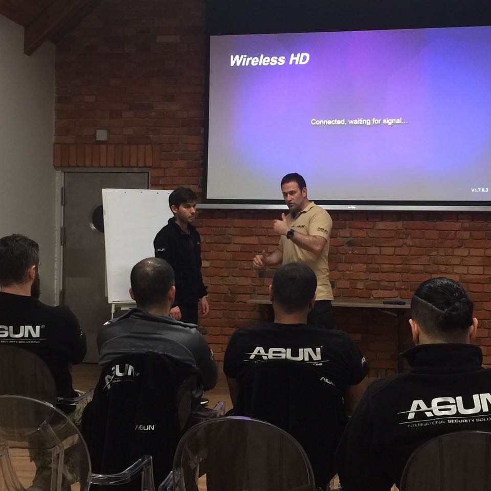 Seminer salonunda oturan gruba hitap eden eğitmen