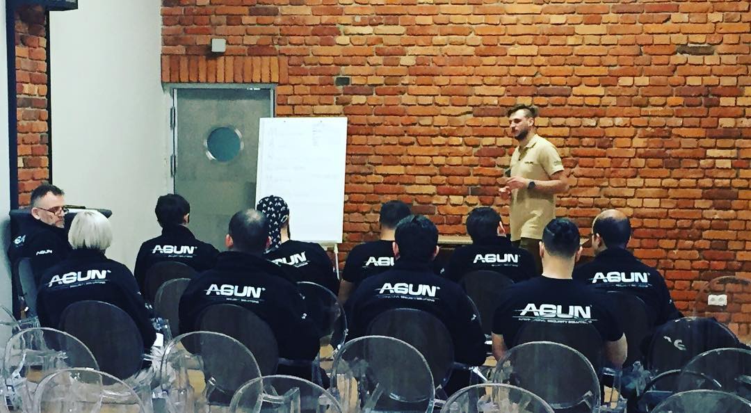 Agun Akademi sınıf eğitimi: eğitmen, Agun üniformalı kursiyerlere brifing veriyor