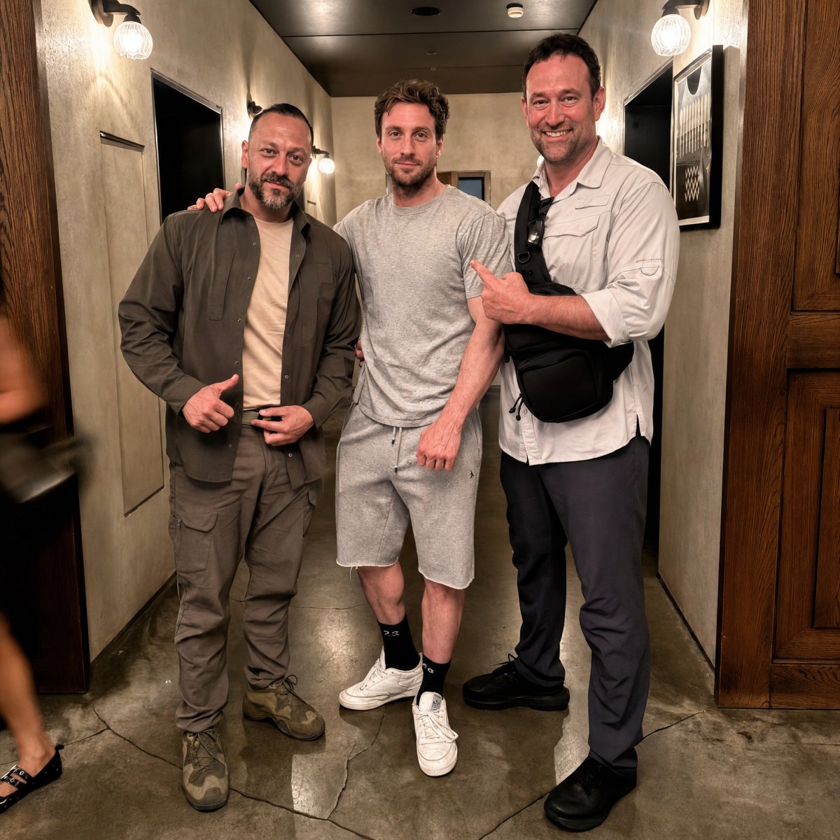 Aaron Taylor-Johnson, bir koridorda iki Agun Security görevlisinin arasında