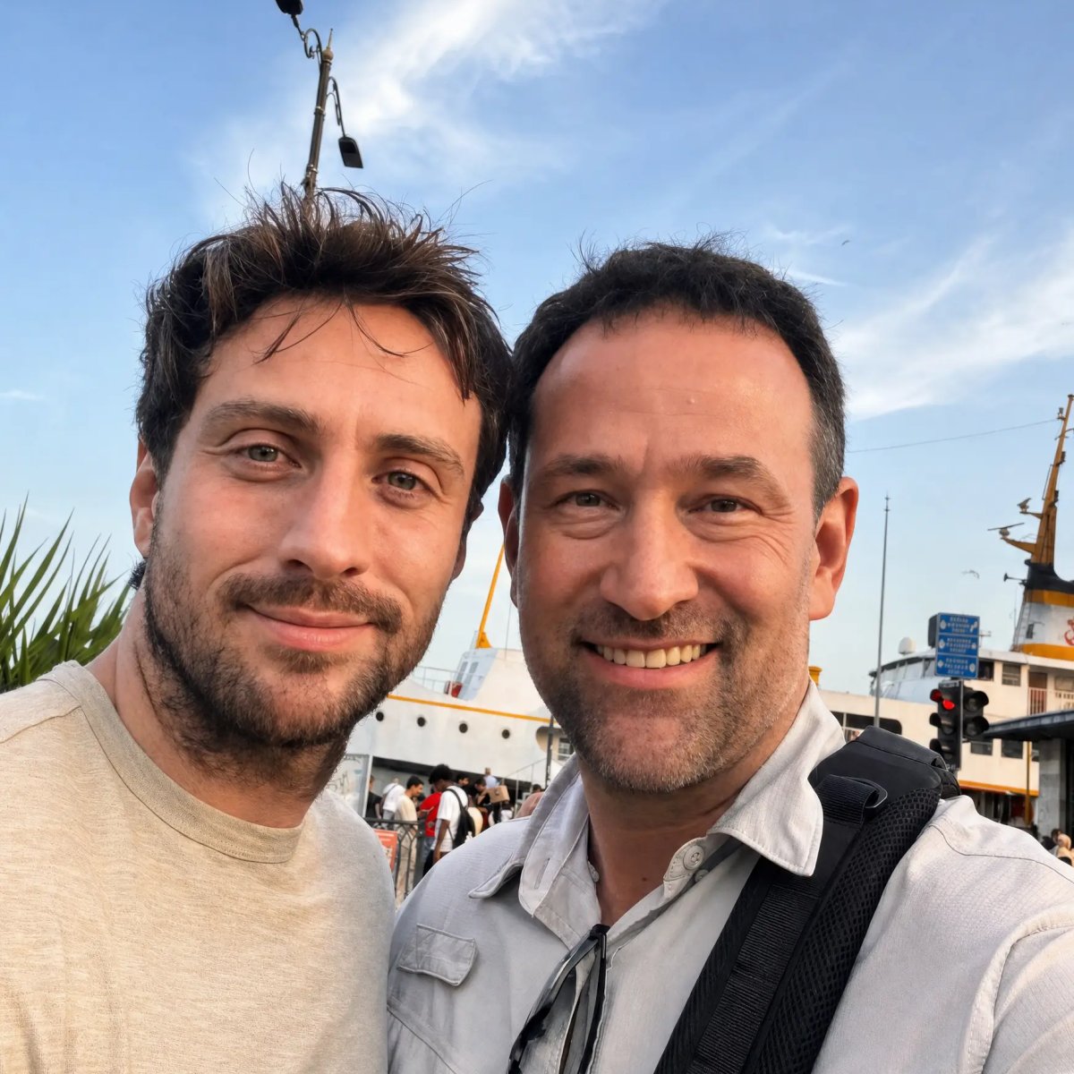 Aaron Taylor-Johnson, arkada vapur, deniz kenarında Agun Security ile gülümserken