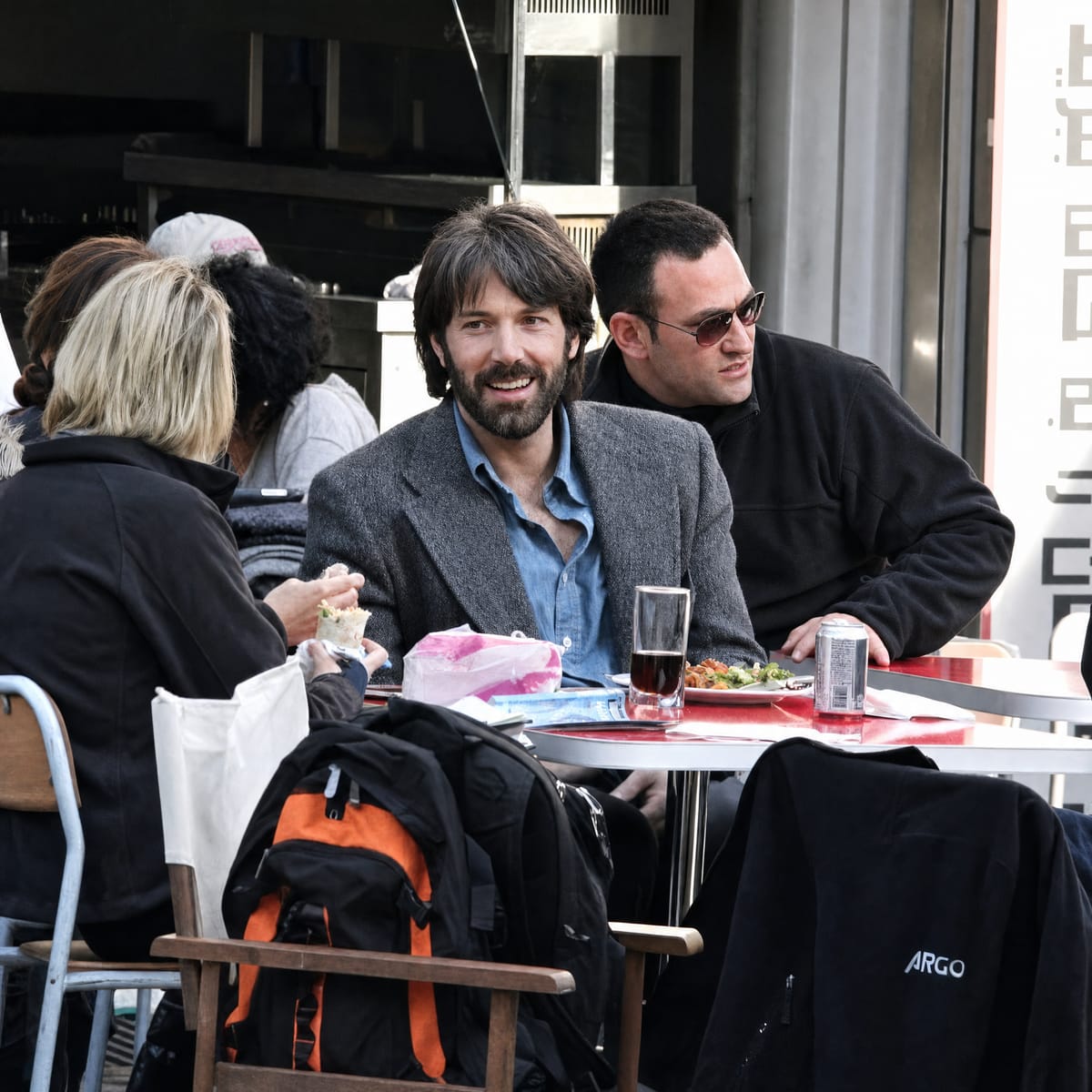 Ben Affleck, Argo çekimleri sırasında açık hava kafesinde, Agun Security ile