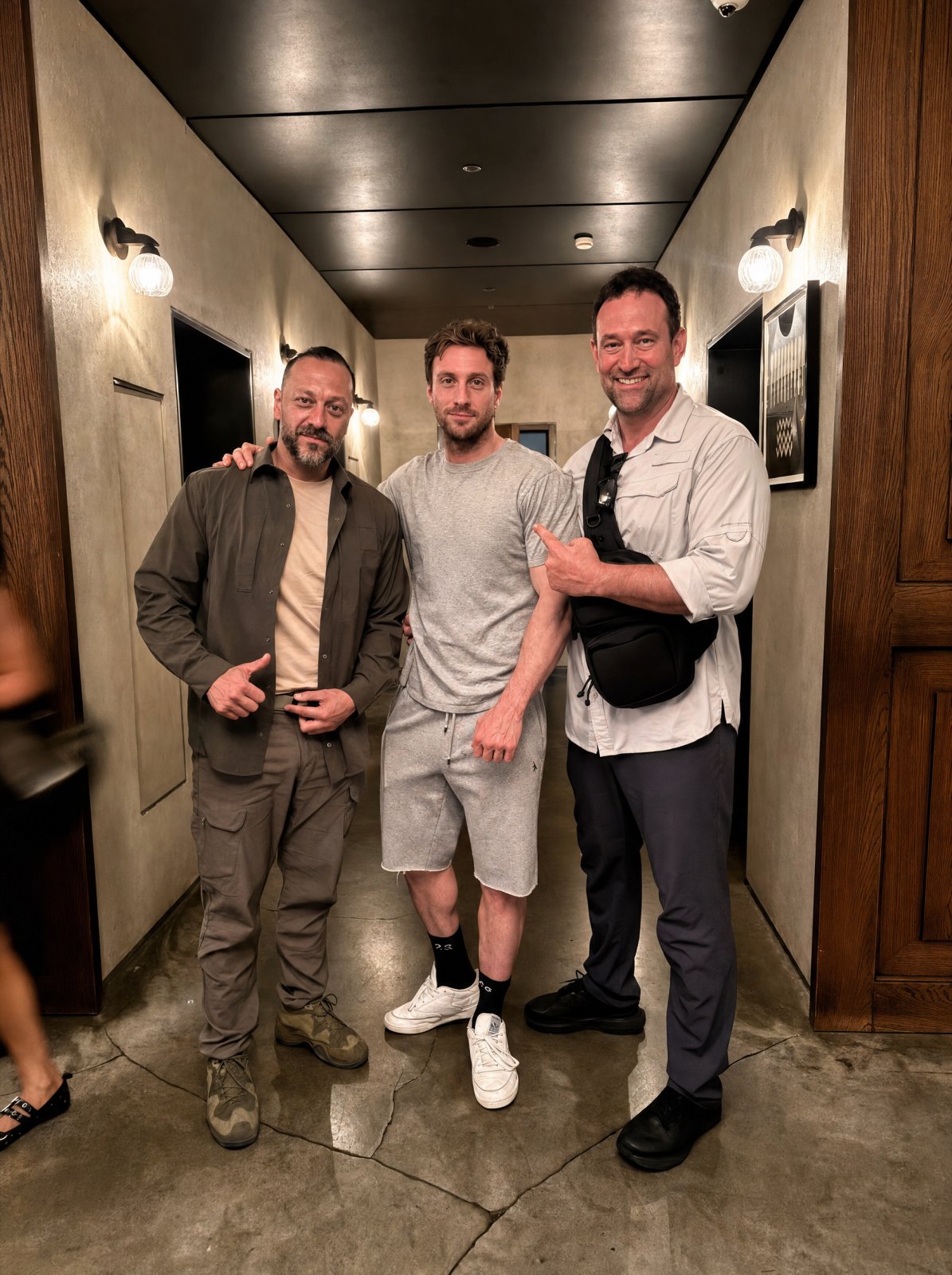 Aaron Taylor-Johnson, bir koridorda iki Agun Security görevlisinin arasında