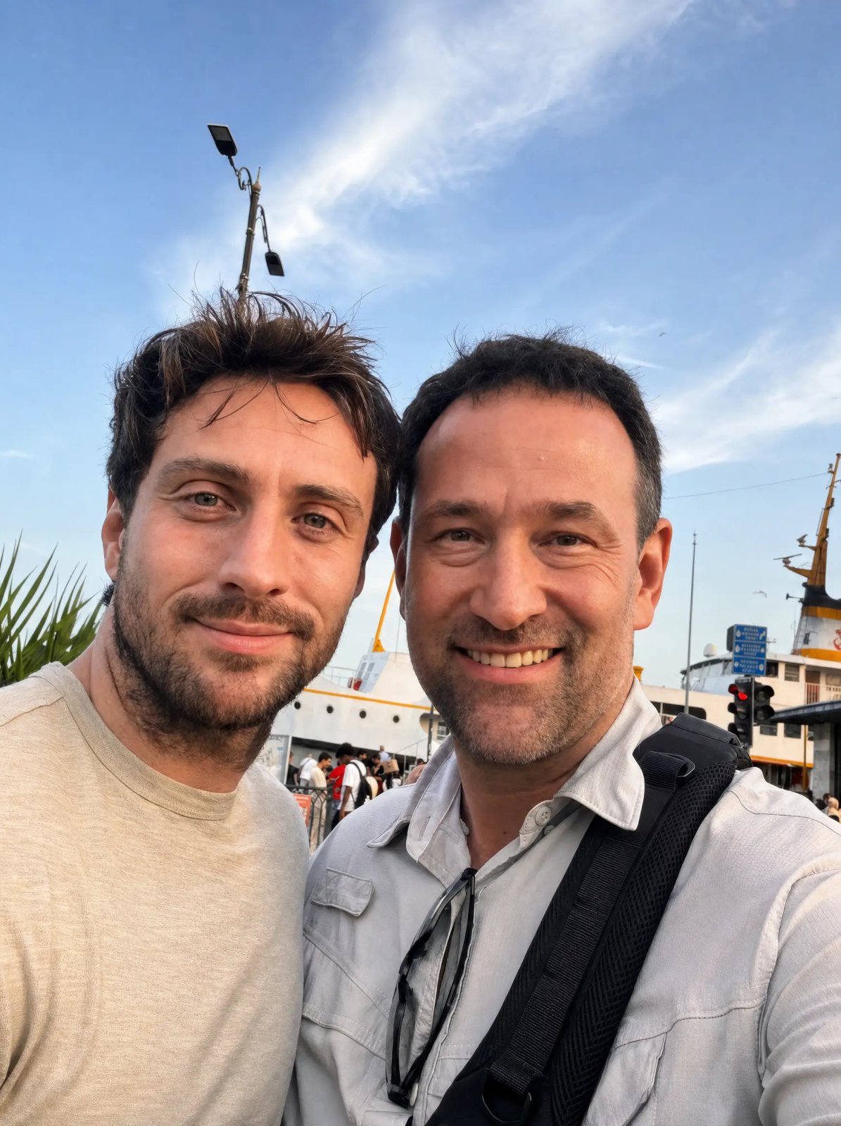 Aaron Taylor-Johnson, arkada vapur, deniz kenarında Agun Security ile gülümserken
