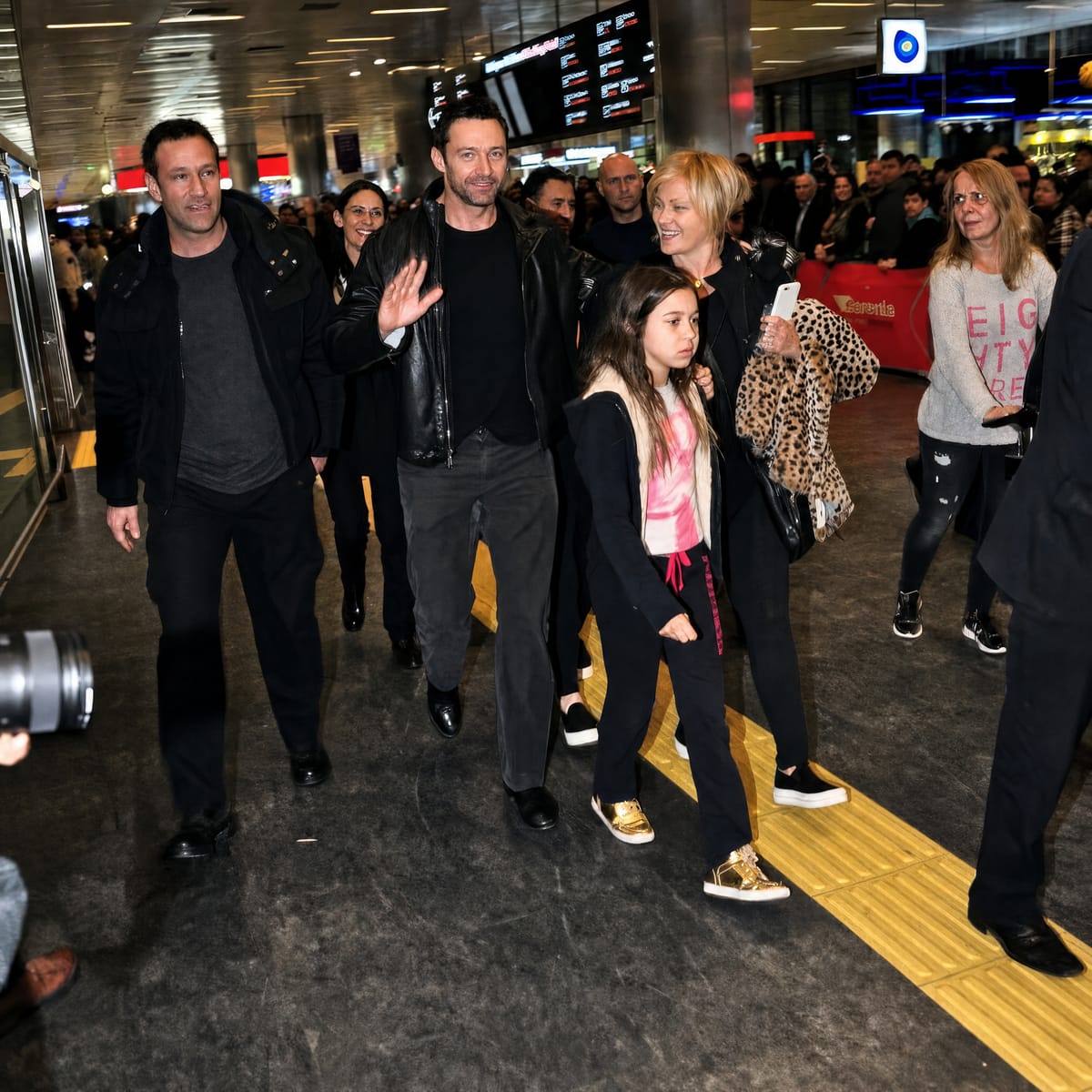Hugh Jackman, Agun Security eşliğinde hayranlarıyla havalimanı terminalinde yürürken